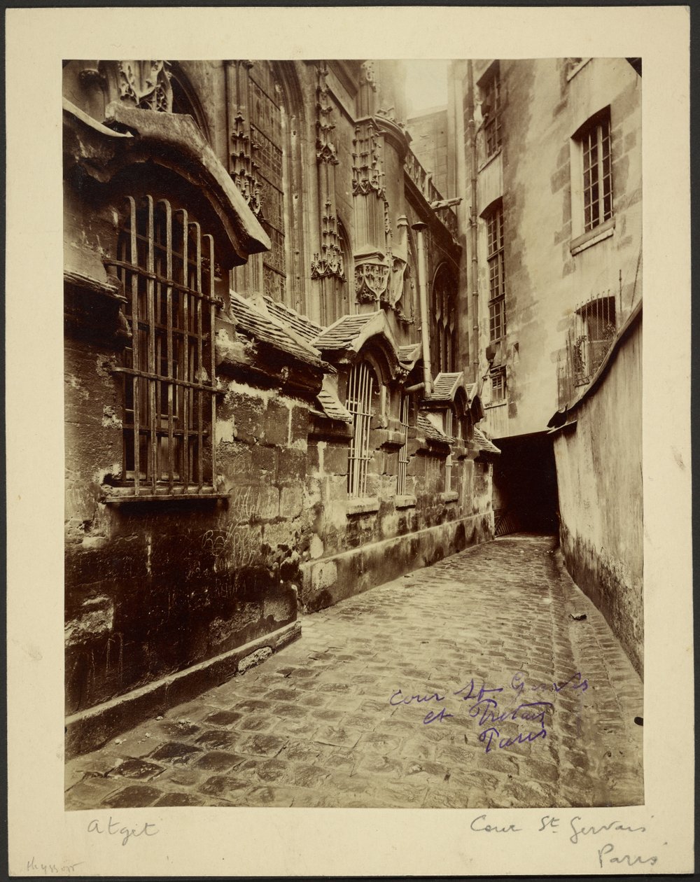 Cour Saint Gervais et Protais] [Saint Gervais és Protais bírósága alkotó: Eugène Atget