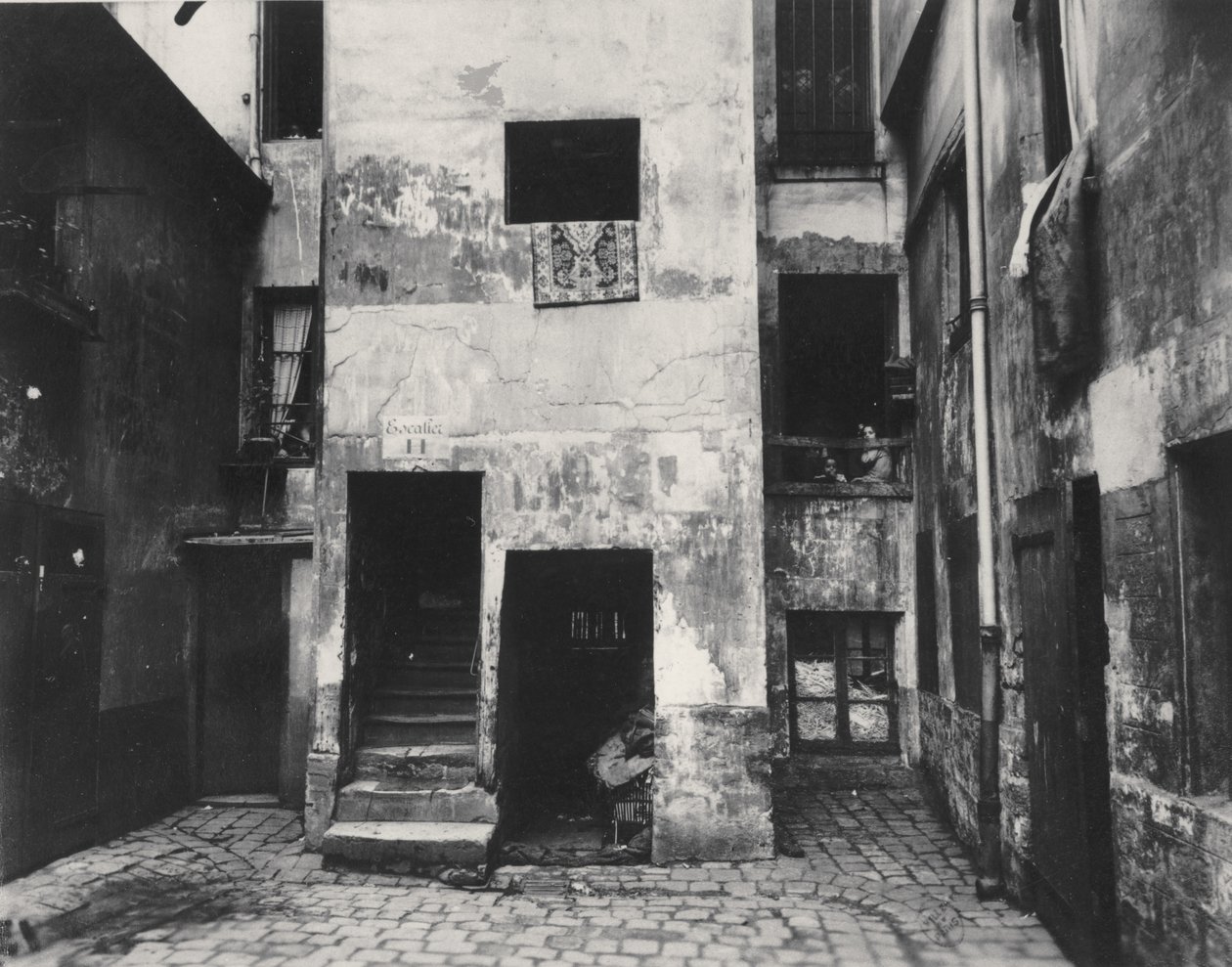Udvar, 41 rue Broca, Párizs, 5th Arrondissement, 1912 (albumen ezüst nyomat) alkotó: Eugène Atget