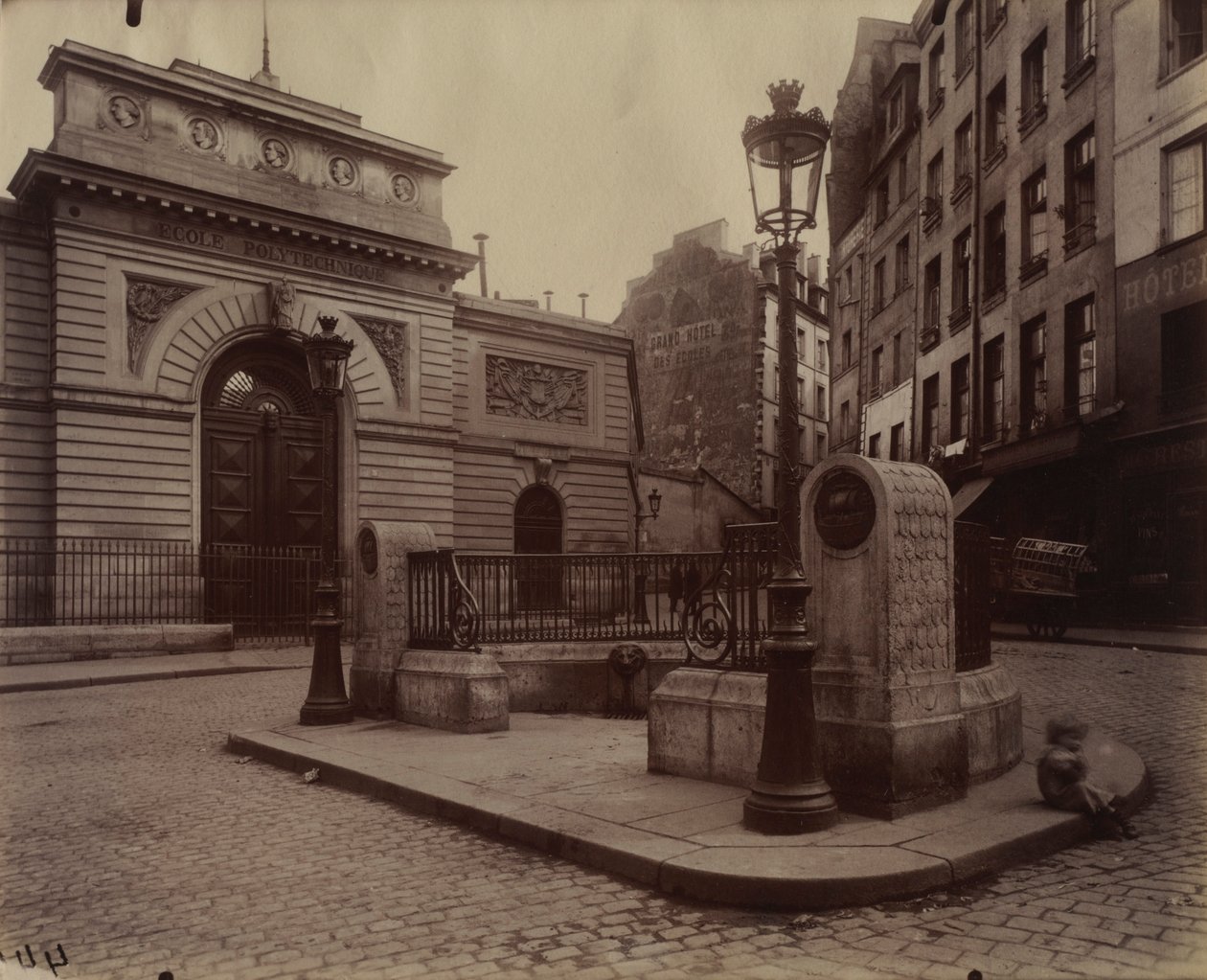 A LÉcole Polytechnique szökőkútja, 1902. alkotó: Eugène Atget