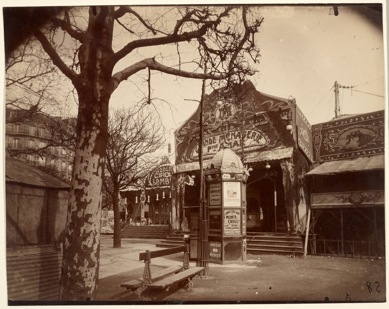 Fête Vaugirard (utcai vásár és kioszk) alkotó: Eugène Atget
