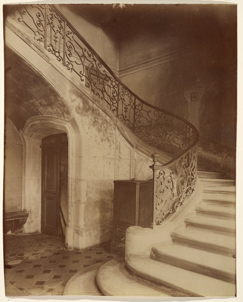 Hotel de la Brinvilliers, a méregkeverő, Rue Charles V 12 alkotó: Eugène Atget