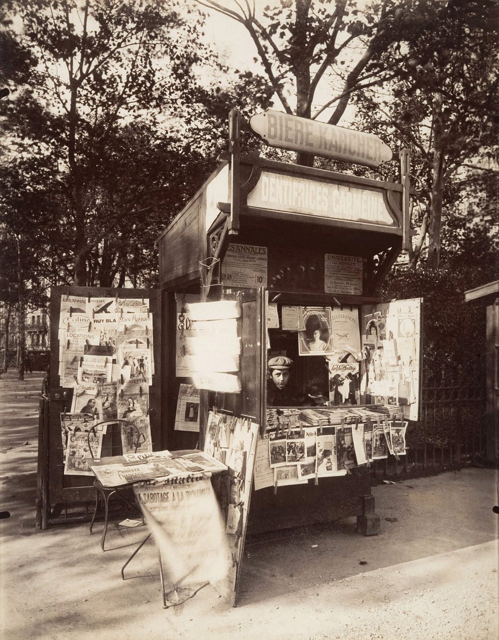 Kioszk Párizsban, 1910 körül (szépia fotó) alkotó: Eugène Atget