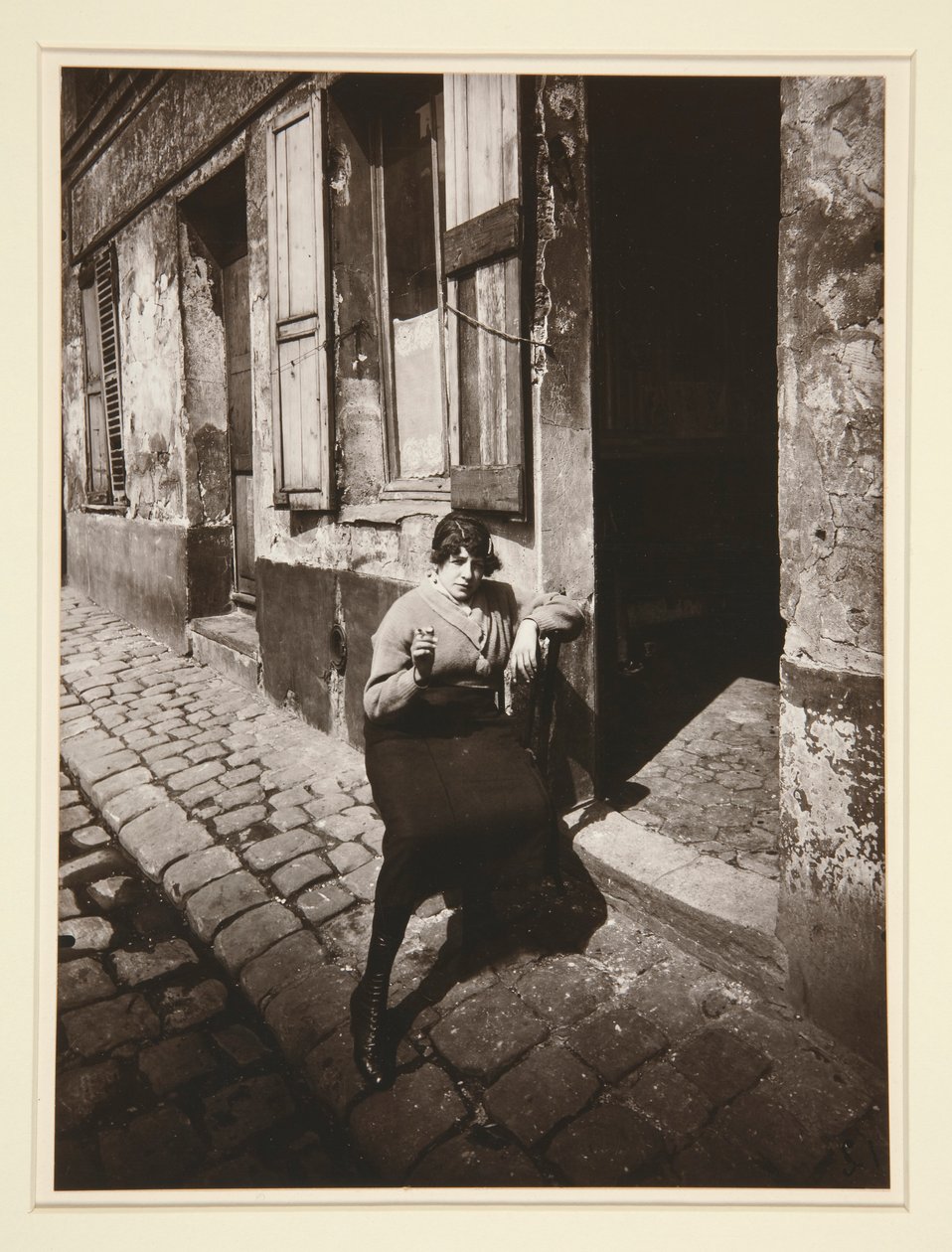 La Villette, nyilvános lány nézi, 19. 1921. április (La Villette, Streetwalker Waiting for a Client, 19. kerület, 1921. április) alkotó: Eugène Atget