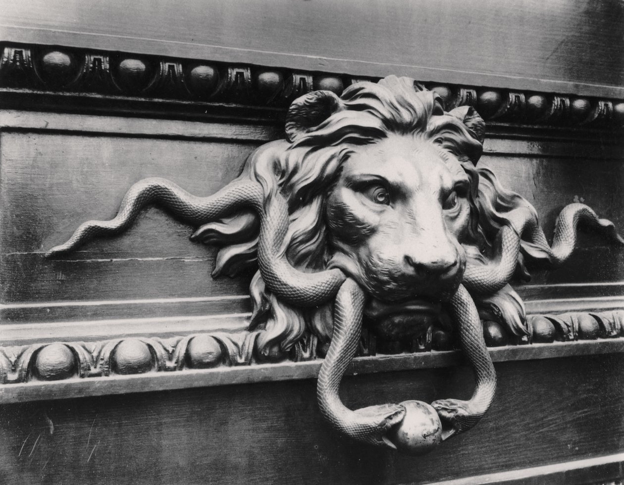 Oroszlános ajtókopogtató, Párizs alkotó: Eugène Atget