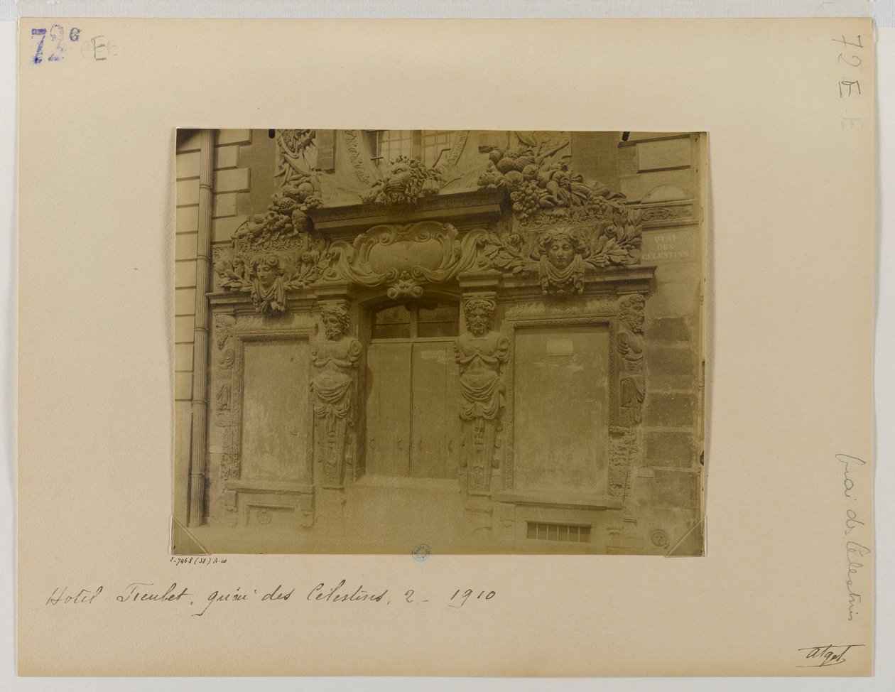 Ajtó, utcai homlokzat, Hôtel de Fieubet (Hôtel de la Valette, Massillon iskola), 2 quai des Célestins, 4. kerület, Párizs alkotó: Eugène Atget