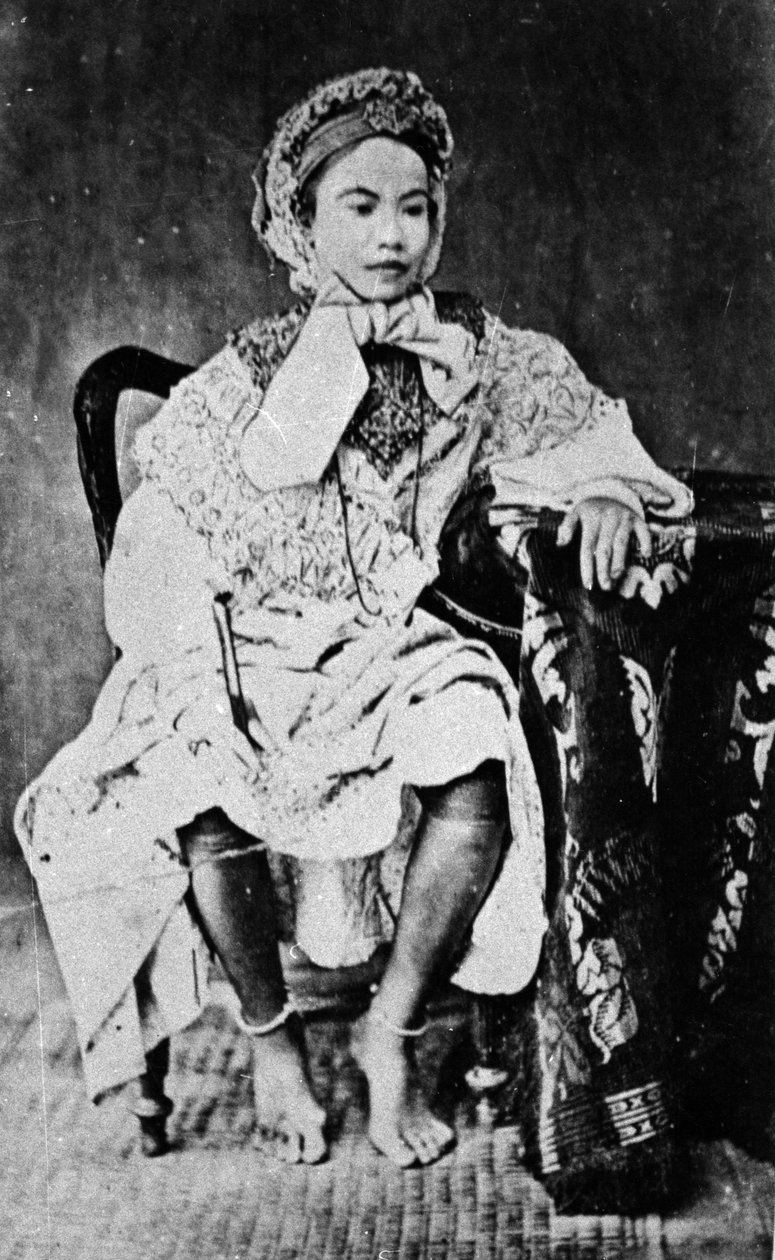 Kambodzsai vagy sziámi királynő európai ruhában, 1860 körül alkotó: European Photographer