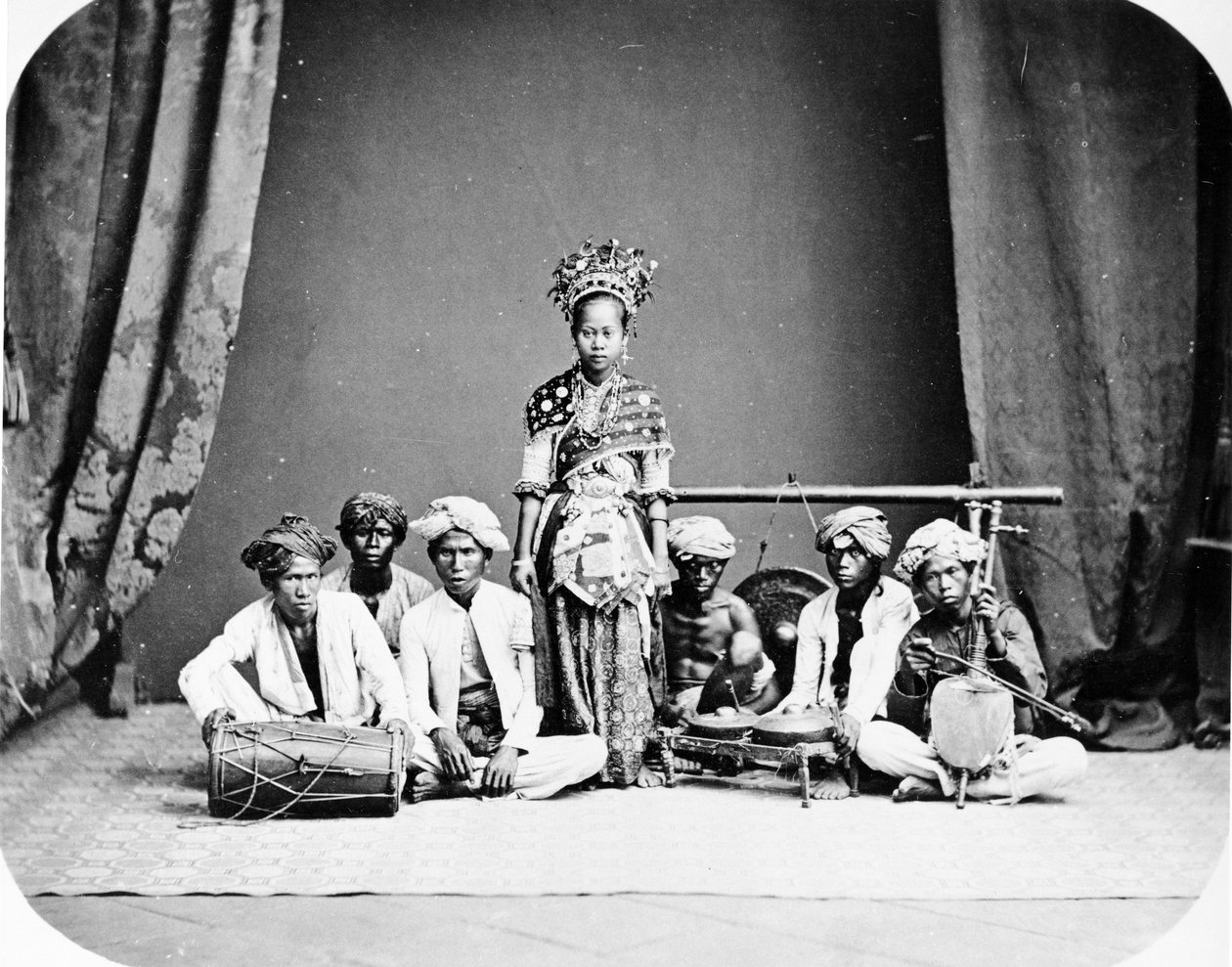Bataviai táncoslány, 1870-es évek körül alkotó: European Photographer