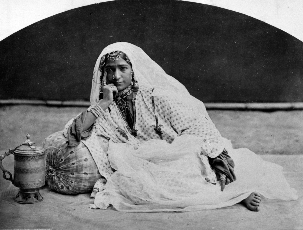 Kashmiri Nautch Girl, 1860 körül alkotó: European Photographer