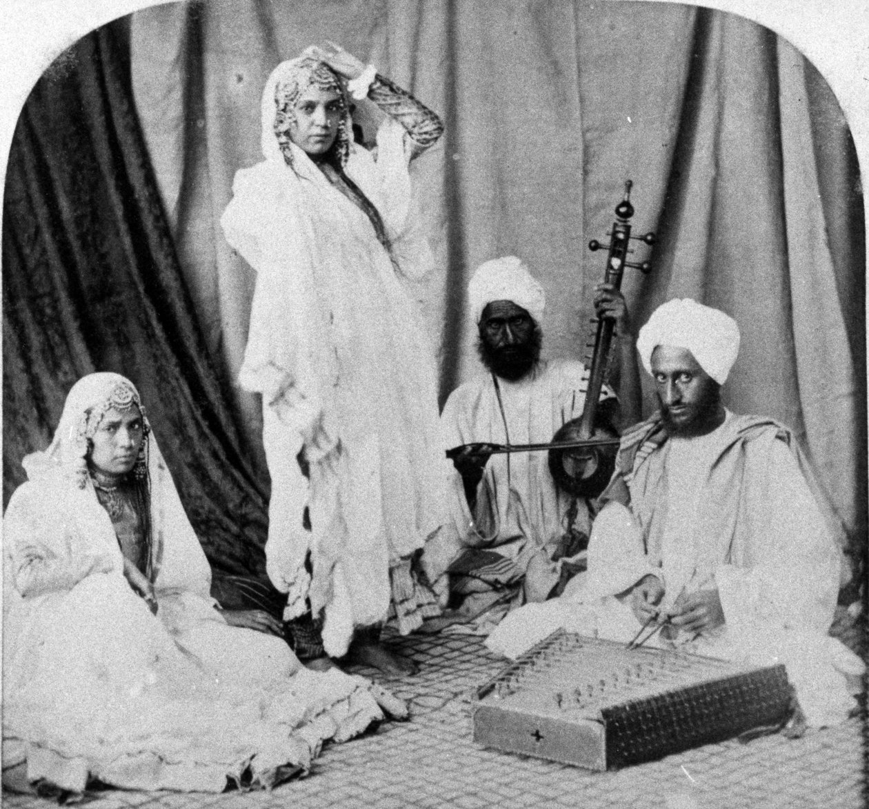 Nautch lányok és zenészek, 1860-80 körül alkotó: European Photographer
