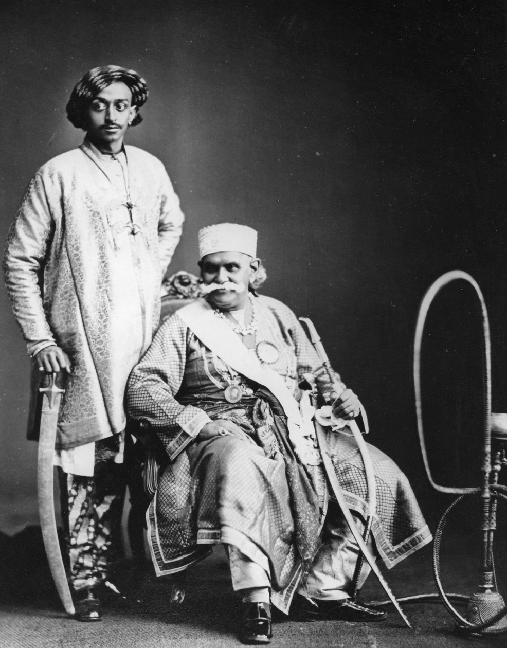 Benares maharadzsája és fia, 1870 körül alkotó: European Photographer