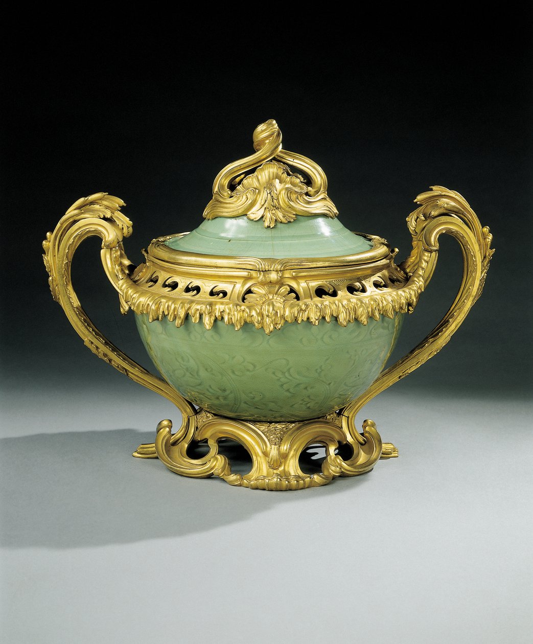 Louis XV pot-pourri váza (ormolura szerelt kínai celadon porcelán) alkotó: European School