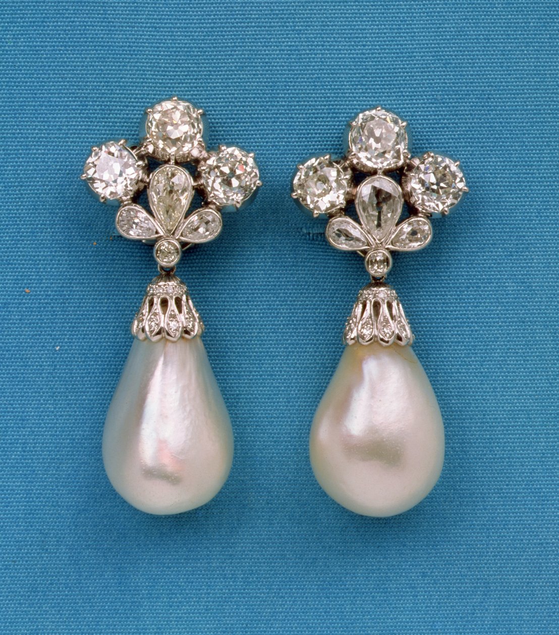 „Mancini Pearls”, fülbevaló, amelyet XIV. Lajos adott Marie Mancininek, a 17. század közepe táján (gyöngyök és gyémántok) (lásd még: 489766) alkotó: European School