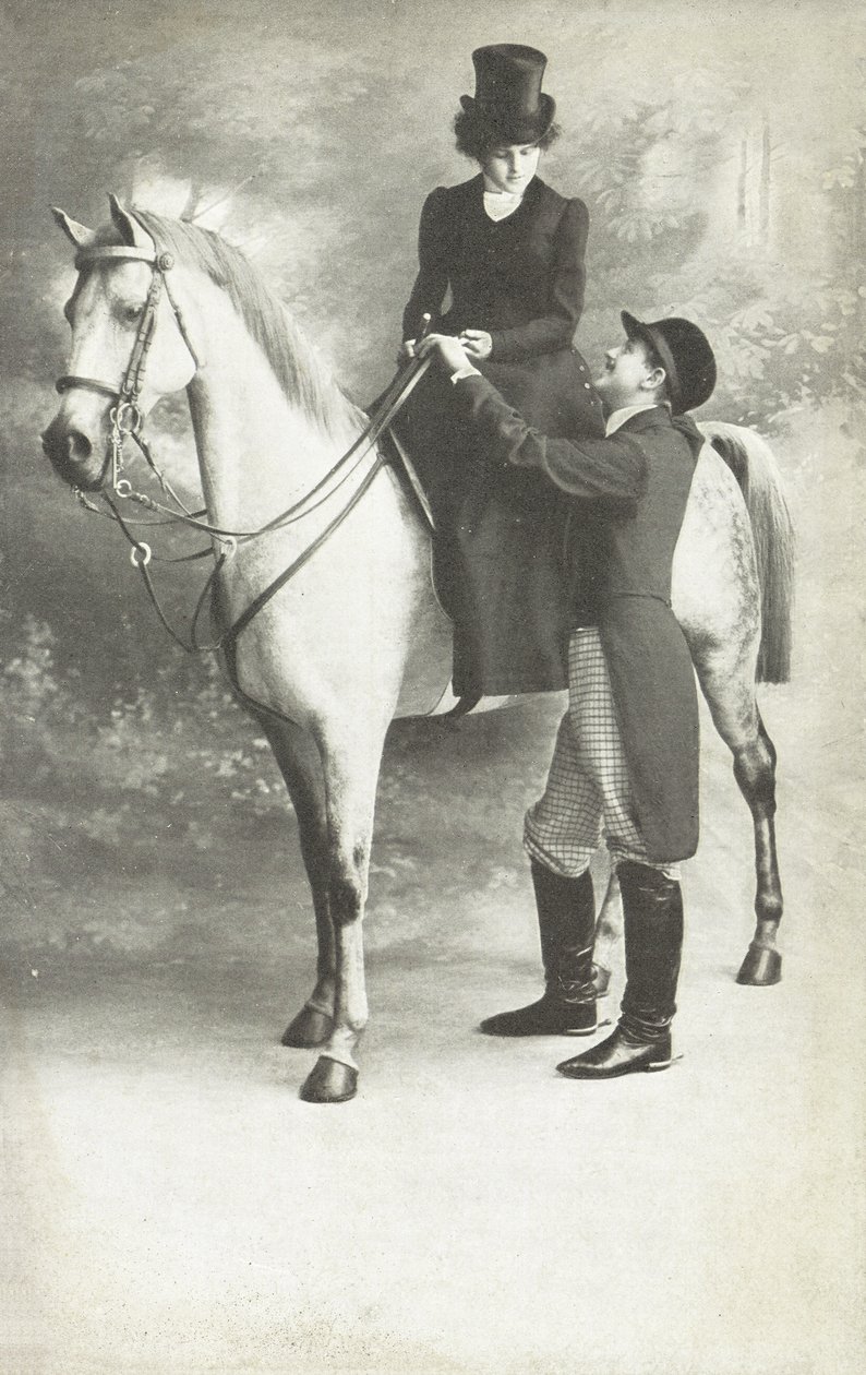 Nő és férfi lovaglóruhában (fekete-fehér fotó) alkotó: European School