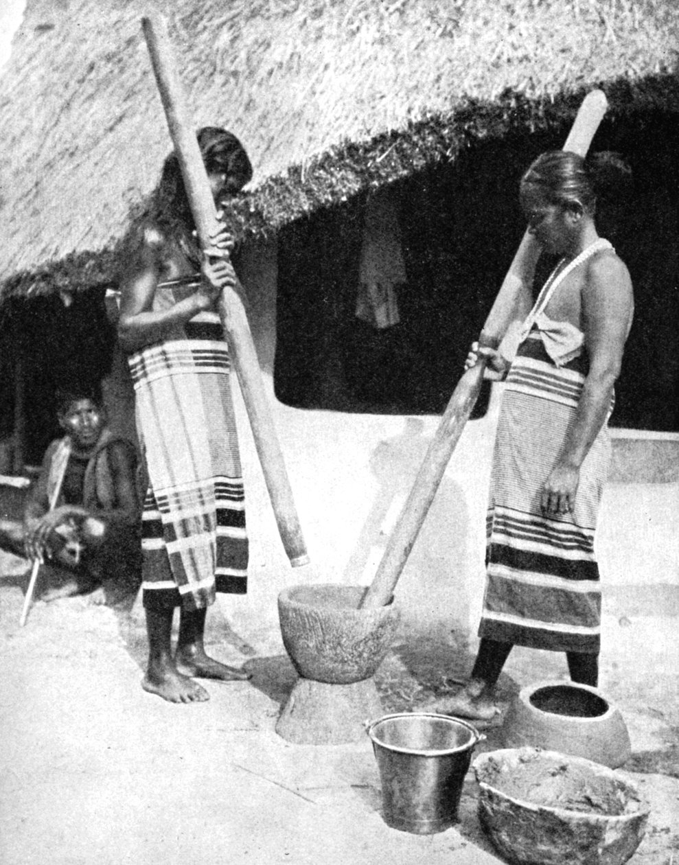 Newar, gabonát fontoló nők, Nepál, 1936. alkotó: Ewing Galloway