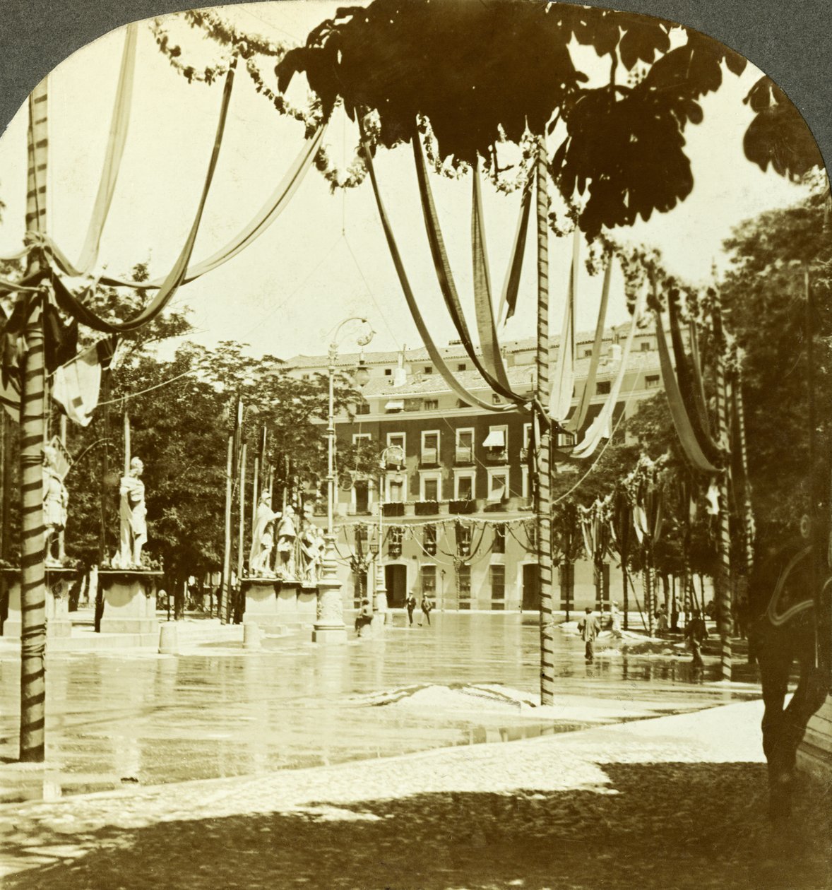 Dekorációk, Plaza de Oriente, Madrid, Spanyolország. alkotó: Excelsior Stereoscopic Tours