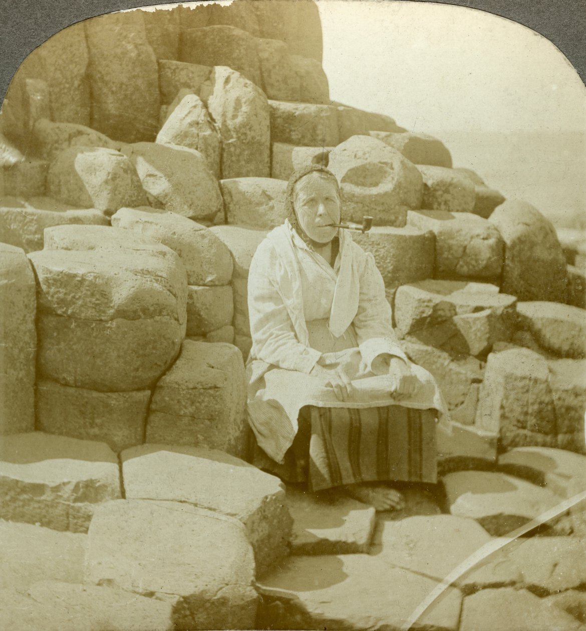 A Wishing Chairben, Giants Causeway, Antrim, Észak-Írország. alkotó: Excelsior Stereoscopic Tours