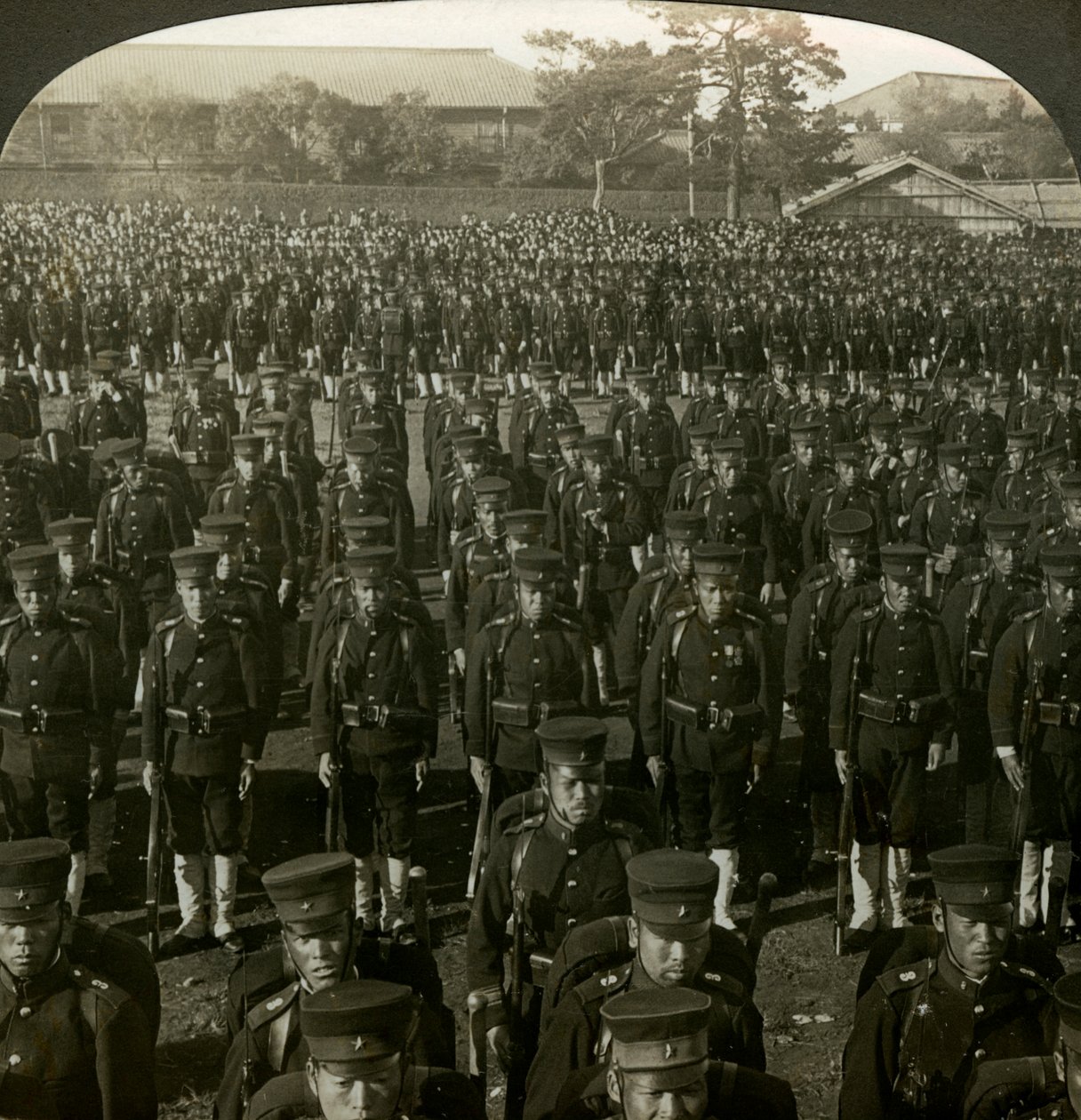 Japán gyalogság a császárok születésnapi áttekintésén, Tokió, Japán. alkotó: Excelsior Stereoscopic Tours