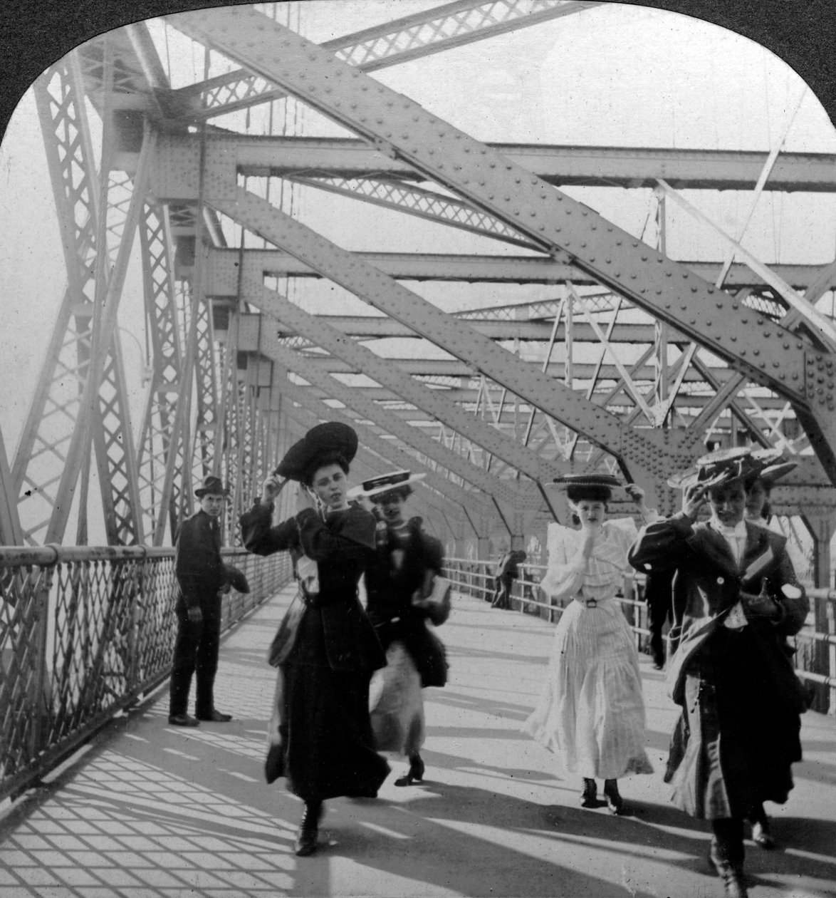 A sétány, Williamsburg Bridge, New York, USA, 1900-as évek. alkotó: Excelsior Stereoscopic Tours