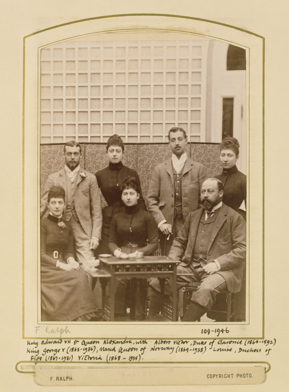 VII. Edward király (1841-1910) és Alexandra királynő (1844-1925) és gyermekeik portréja 1892 előtt (szépia fotó) alkotó: F. Ralph