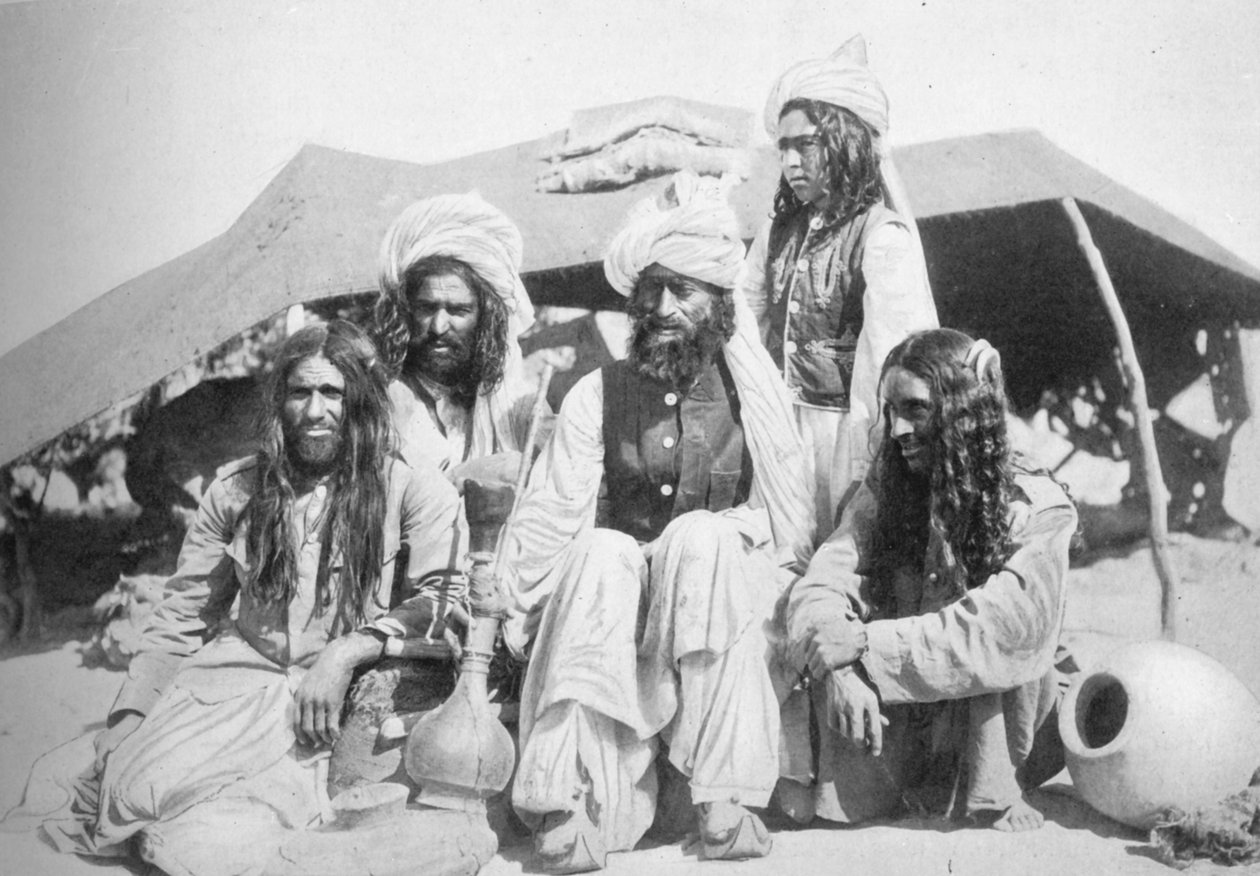 Brahui egy csoportja Kelet-Beludzsisztánból, 1902 alkotó: F. Bremner