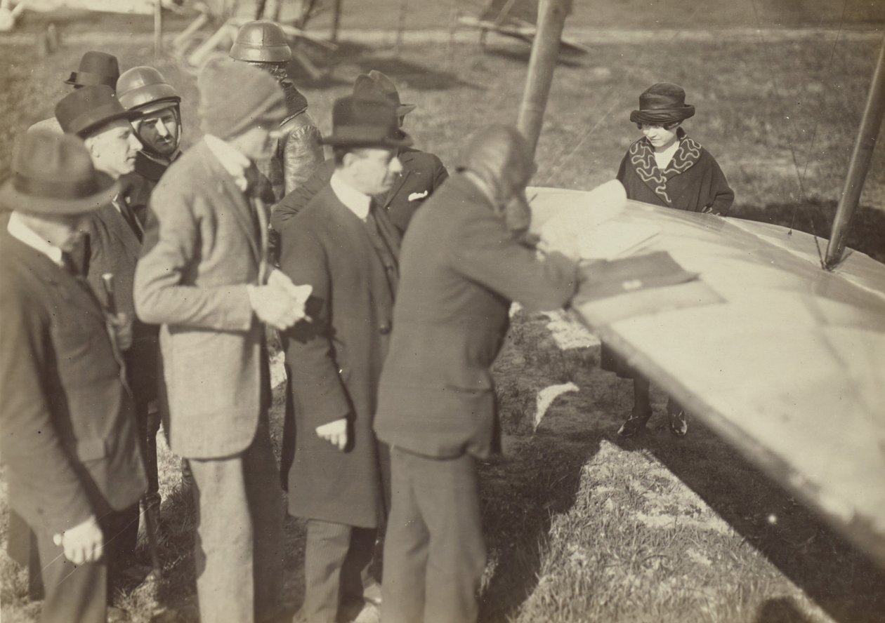 [Csoport egy Caproni Ca. 3 (repülőgép) szárnyának széle körül] alkotó: Fedele Azari
