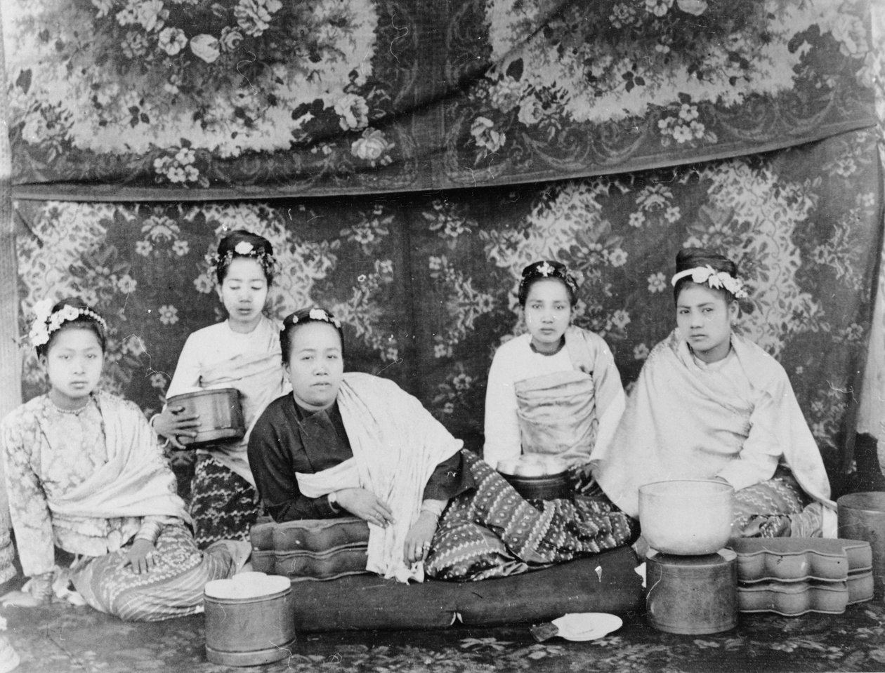 Burmai hölgy és kísérői, 1885 körül alkotó: Felice Beato