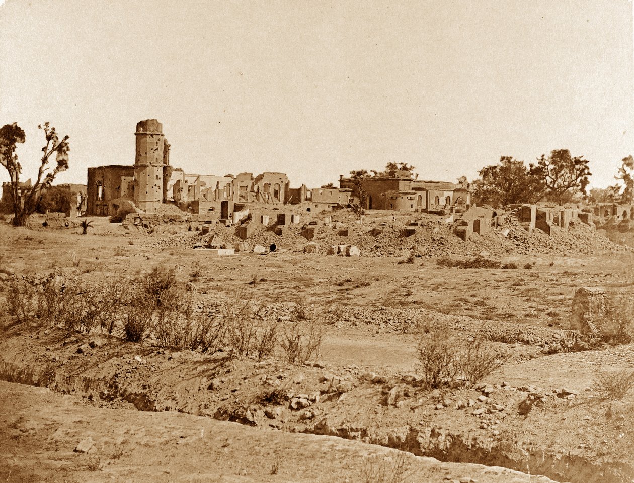 A templom udvara és a rezidencia a távolban, Lucknow alkotó: Felice Beato