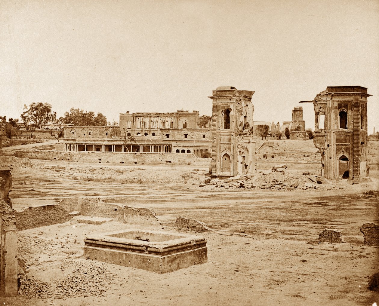 A rezidencia általános nézete, Lucknow alkotó: Felice Beato