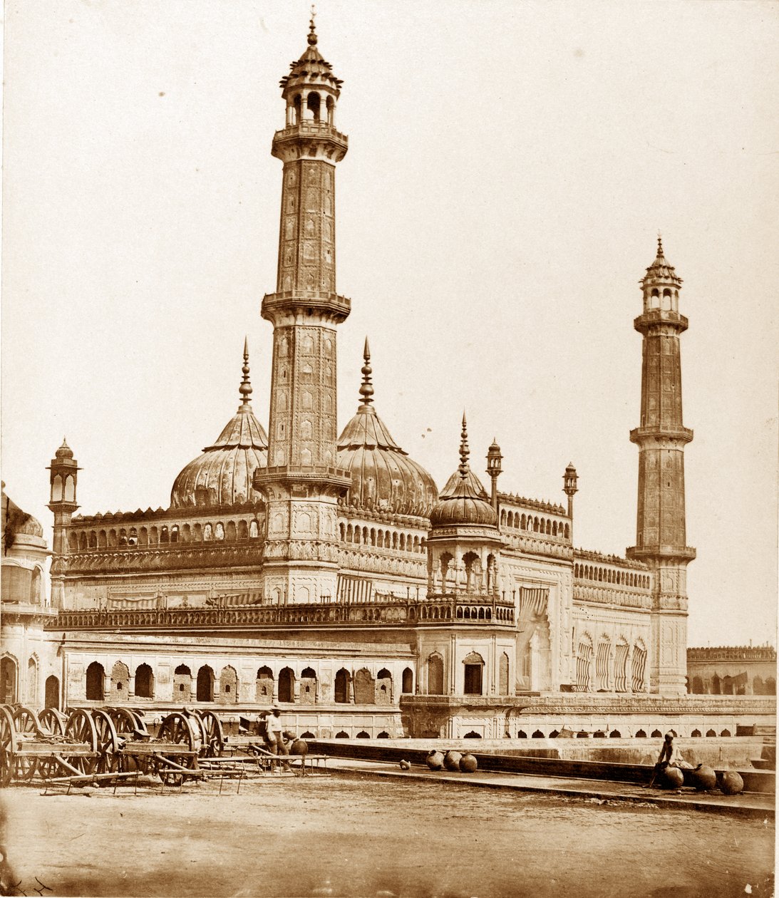 Asophoo Dowlahs Emambara mecset, Lucknow alkotó: Felice Beato