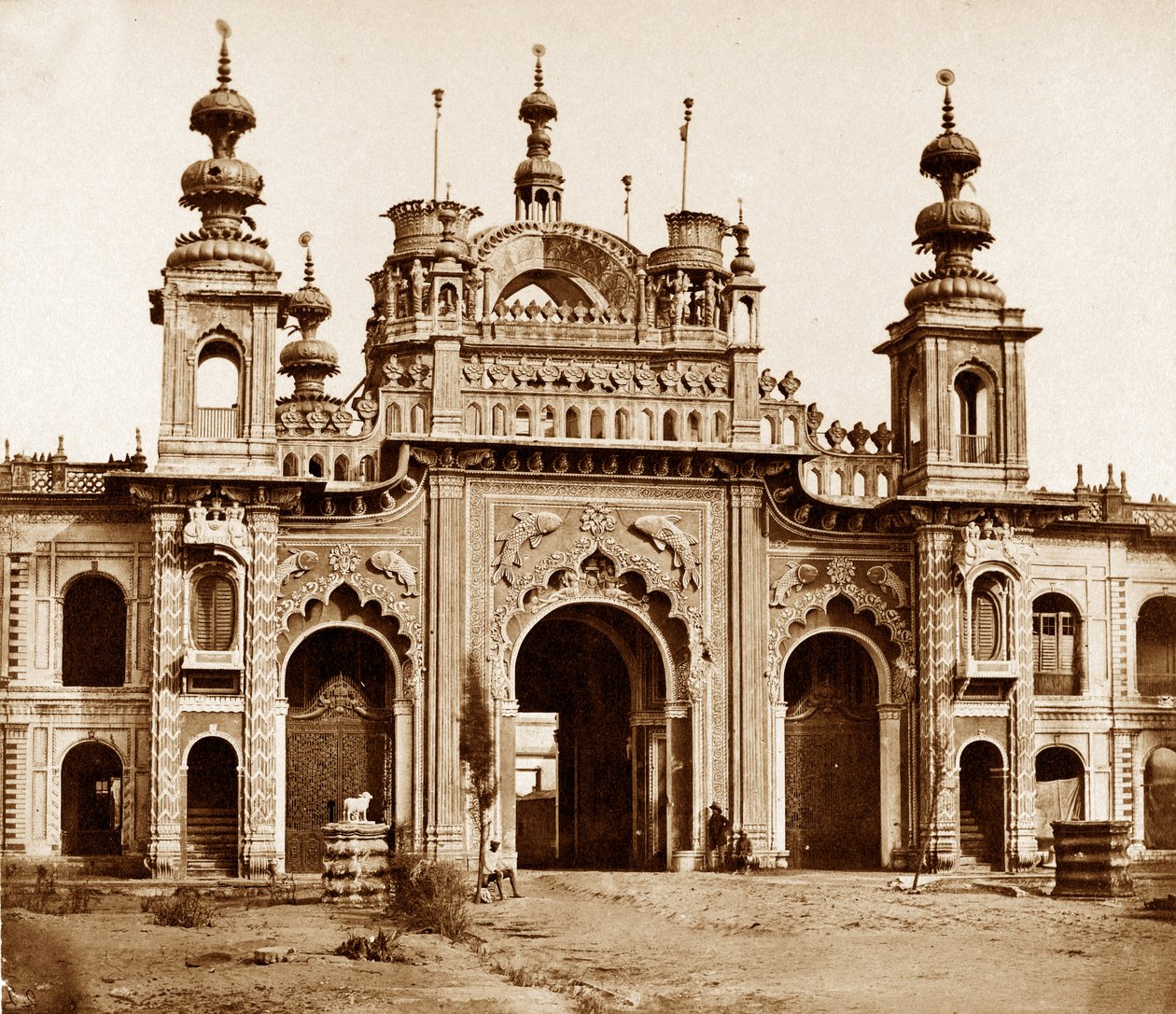 A Kaiser Bagh nagy kapuja, Lucknow, 1858 alkotó: Felice Beato