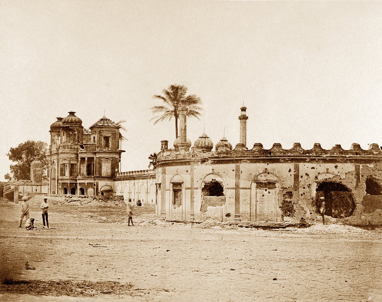A Secundra Bagh, a kapu áttörését mutatja, Lucknow alkotó: Felice Beato