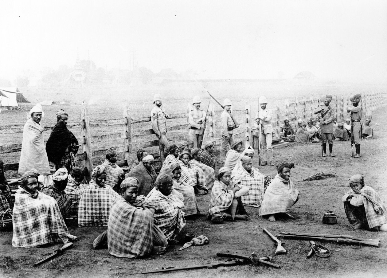A Wuntho Sawbwa csapatai fegyvert adnak át a brit hatóságoknak Wunthóban, 1891 alkotó: Felice Beato