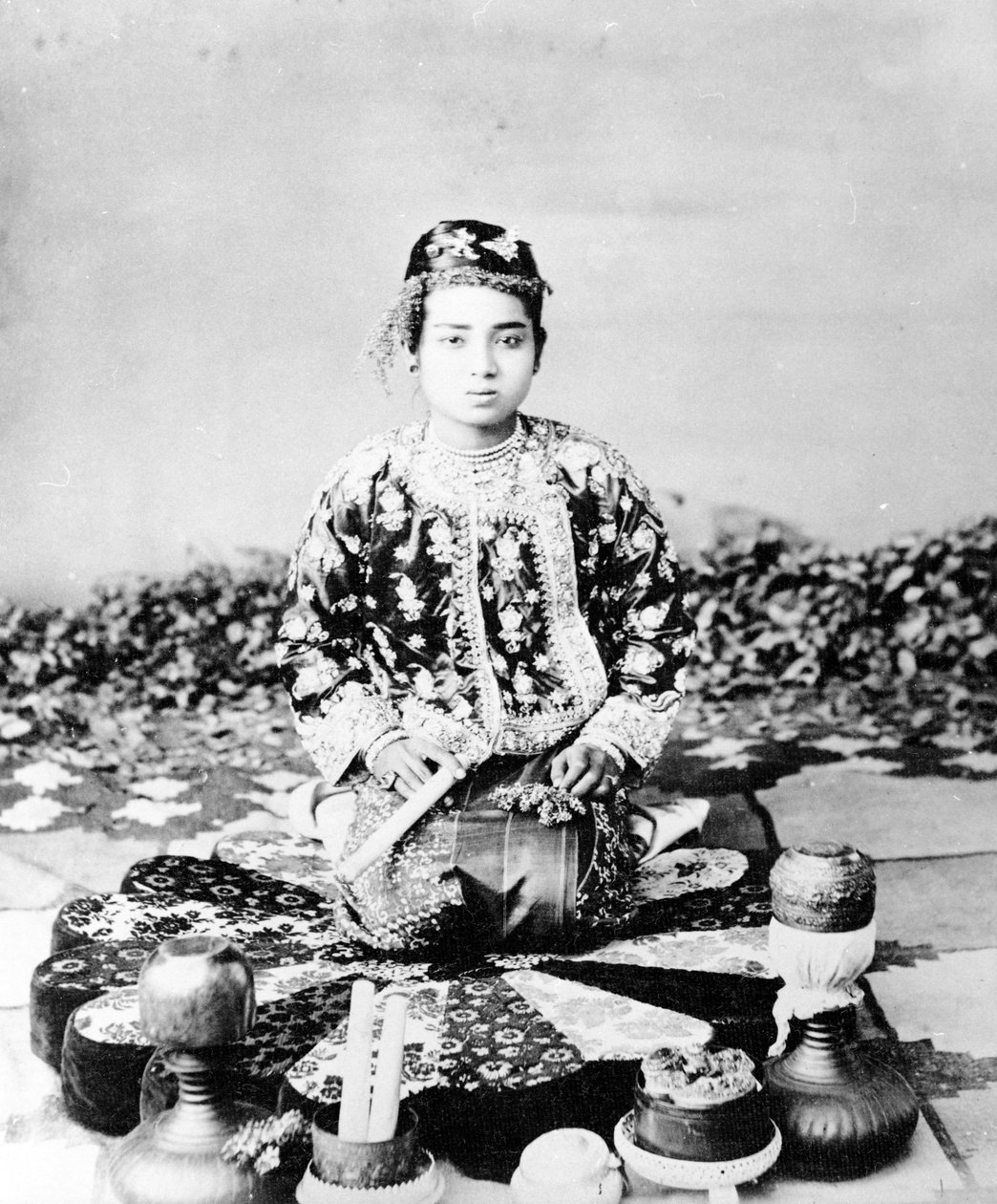Fiatal burmai nő szivarral, Mandalay, 1875 körül alkotó: Felice Beato