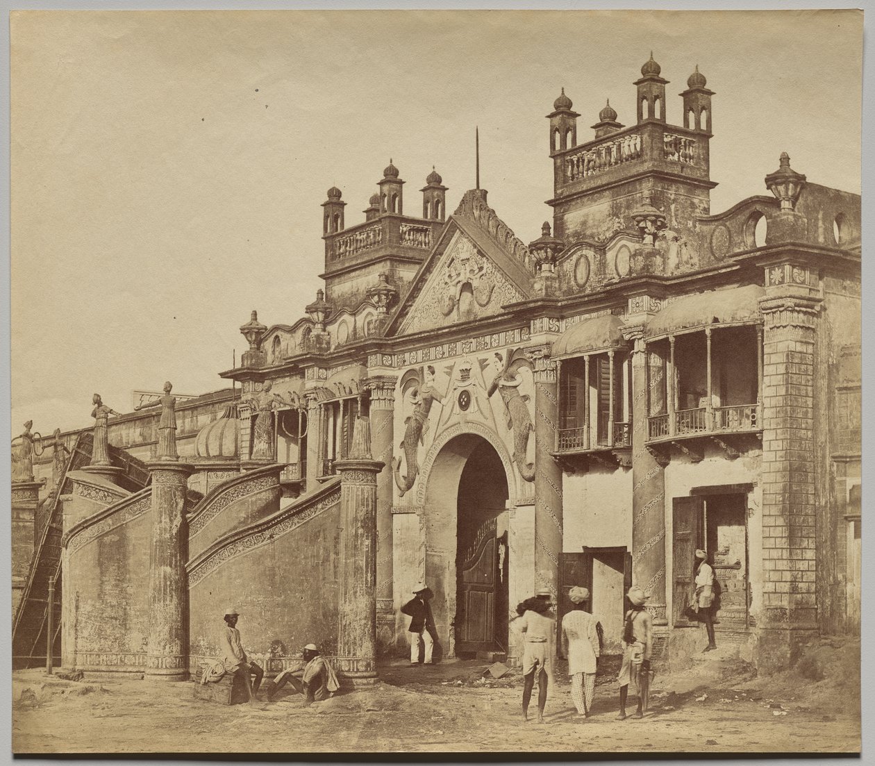A Kaiserbagh-ba vezető átjáró alkotó: Felice A. Beato