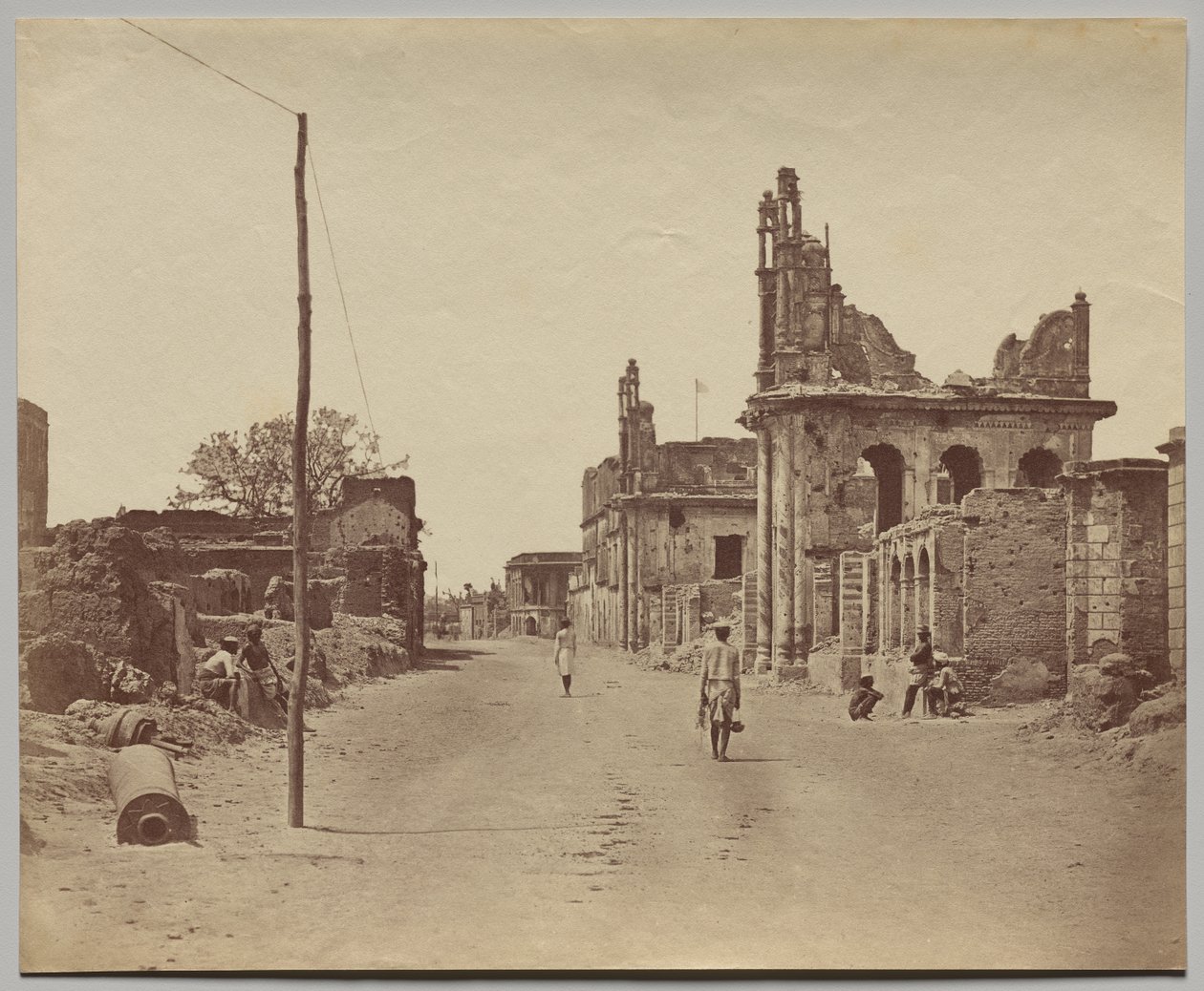 A Cawnpore Road Lucknow-ban alkotó: Felice A. Beato