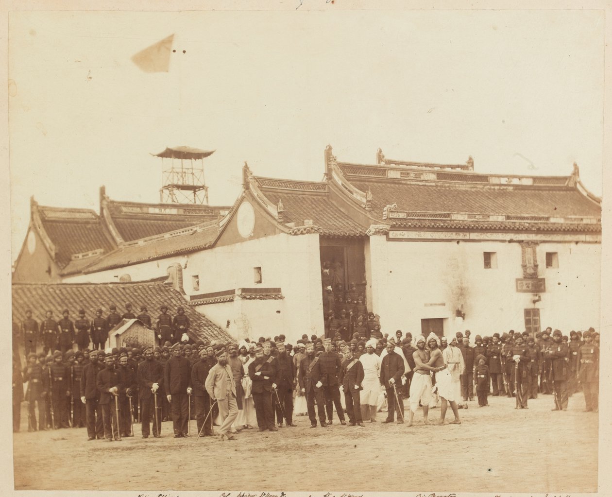 2. Belooch bennszülött gyalogsági ezred, Bombay, a Ning Po Joss-házon kívül, Kína, 1860 alkotó: Felice Beato
