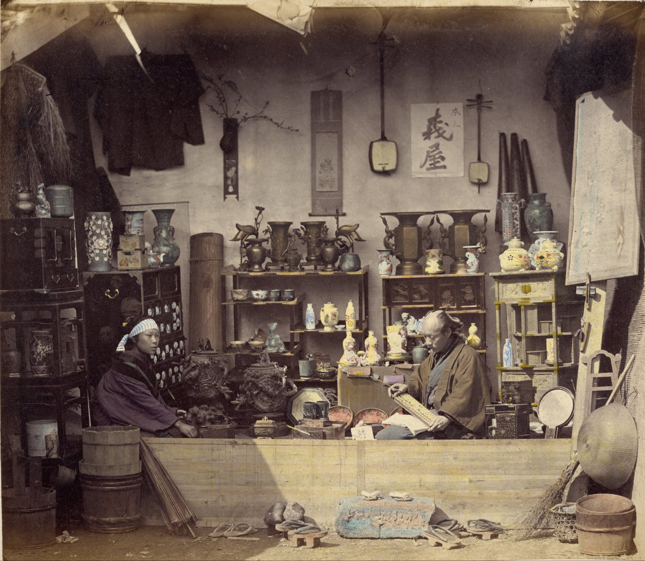 Curio Shop alkotó: Felice Beato