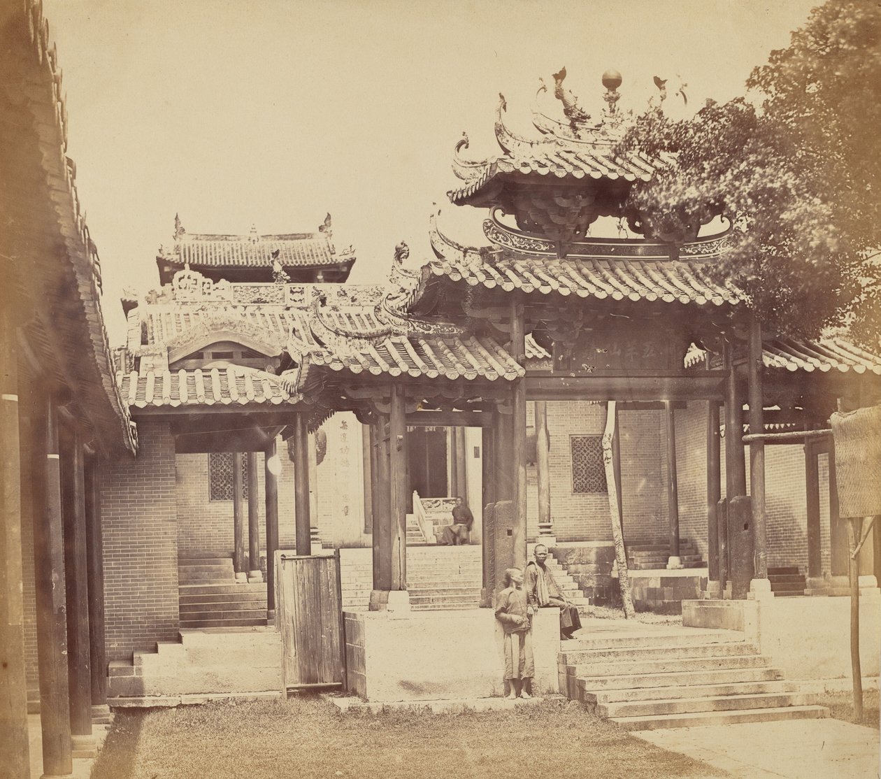 A kantoni Five Genii templom bejárata, 1860. április alkotó: Felice Beato