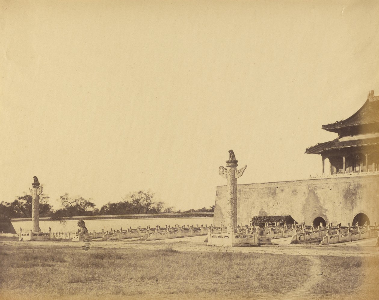 A Téli Palota bejárata, Pekin, 1860. október 1860. alkotó: Felice Beato