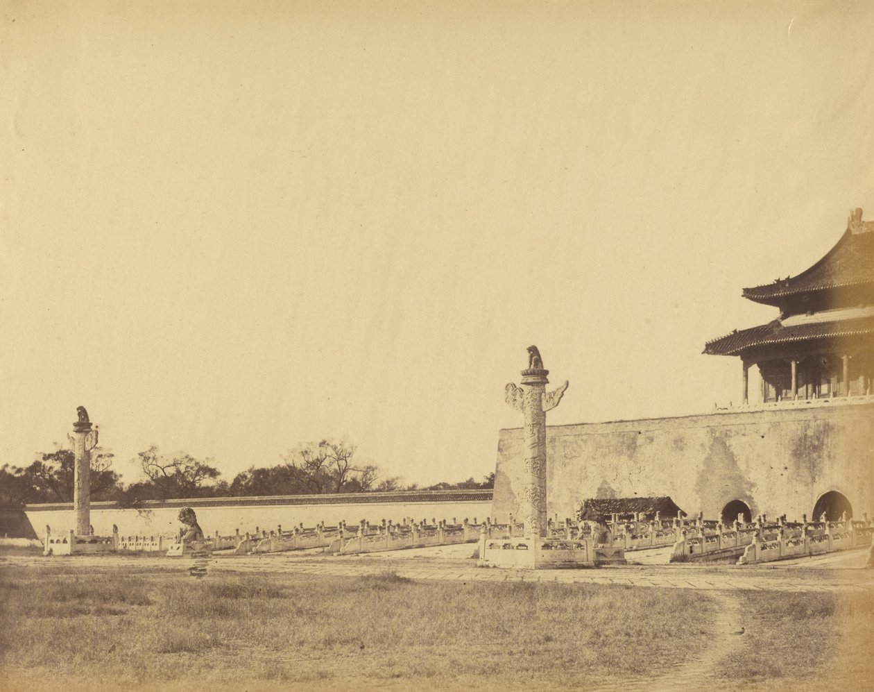 Bejárat a téli palotába, Pekin, 1860. október alkotó: Felice Beato