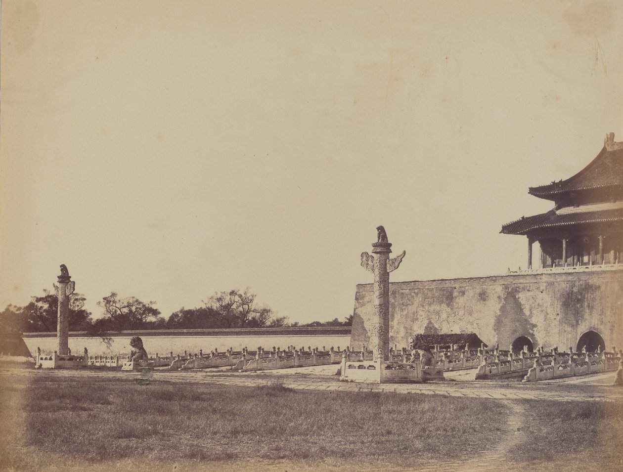 Bejárat a Téli Palotába, Pekin, 1860. október 29 alkotó: Felice Beato