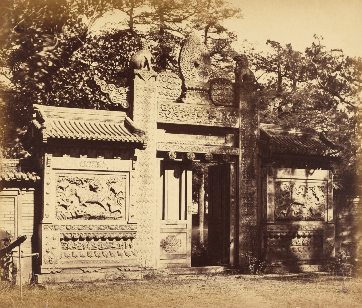 A Tomb Depot külseje, Pekin közelében, 1860. október alkotó: Felice Beato