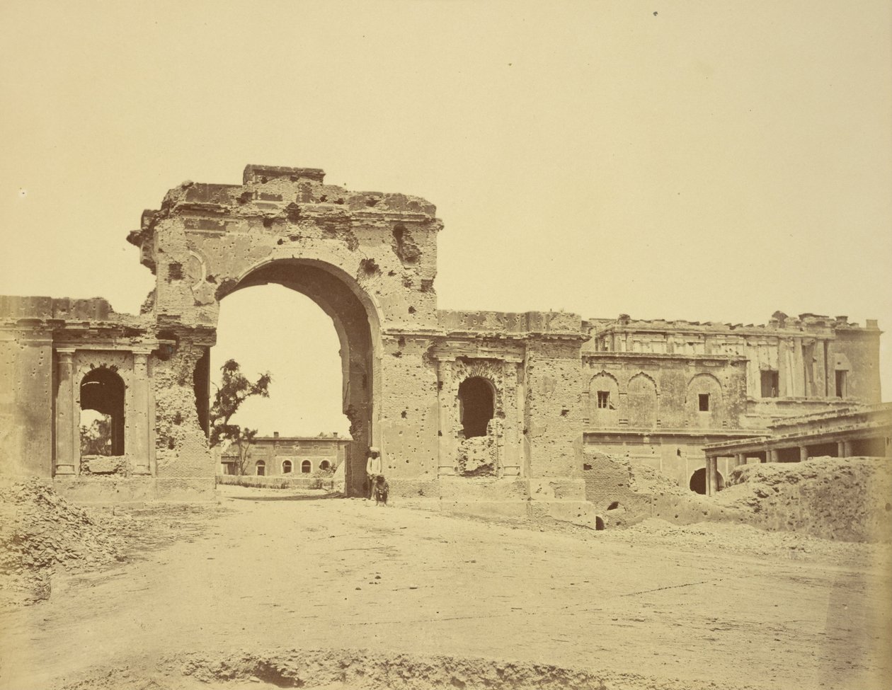 A rezidenciába vezető átjáró, általában a Bailee Guard Gate, amelyet R.H.M. alezredes tart. Aitken, a 13. bengáli bennszülött alkotó: Felice Beato