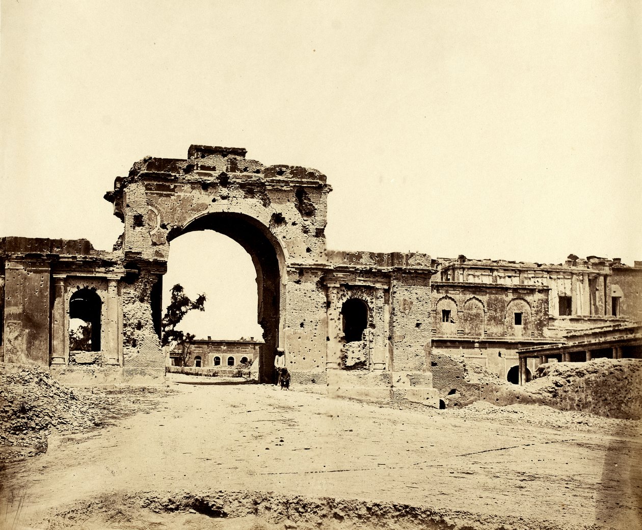 A rezidenciába vezető átjáró, Lucknow, 1858 alkotó: Felice Beato