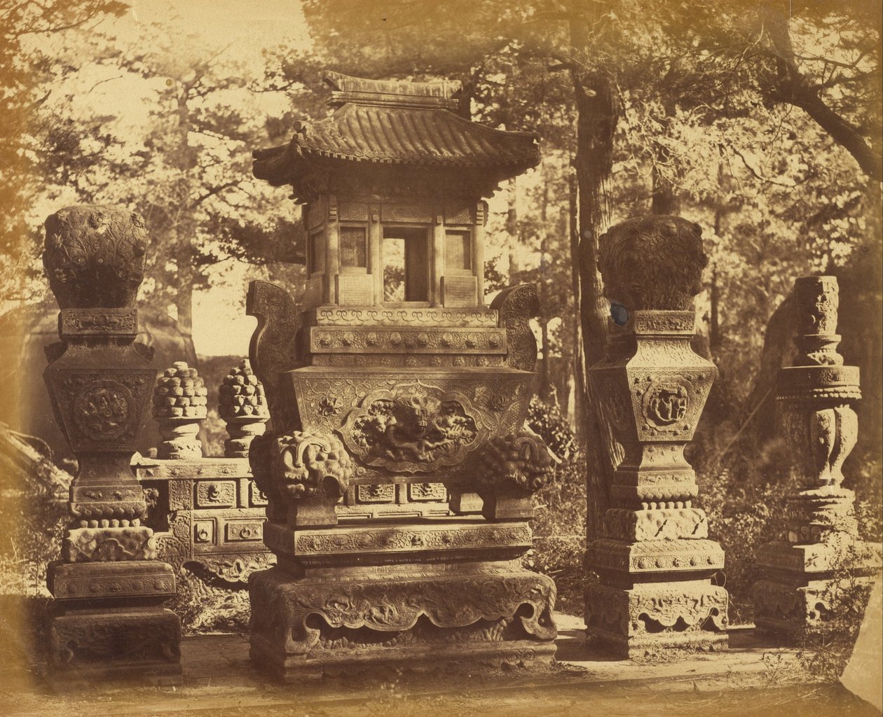 A Pekin melletti raktár sírjának belseje, 1860. október alkotó: Felice Beato