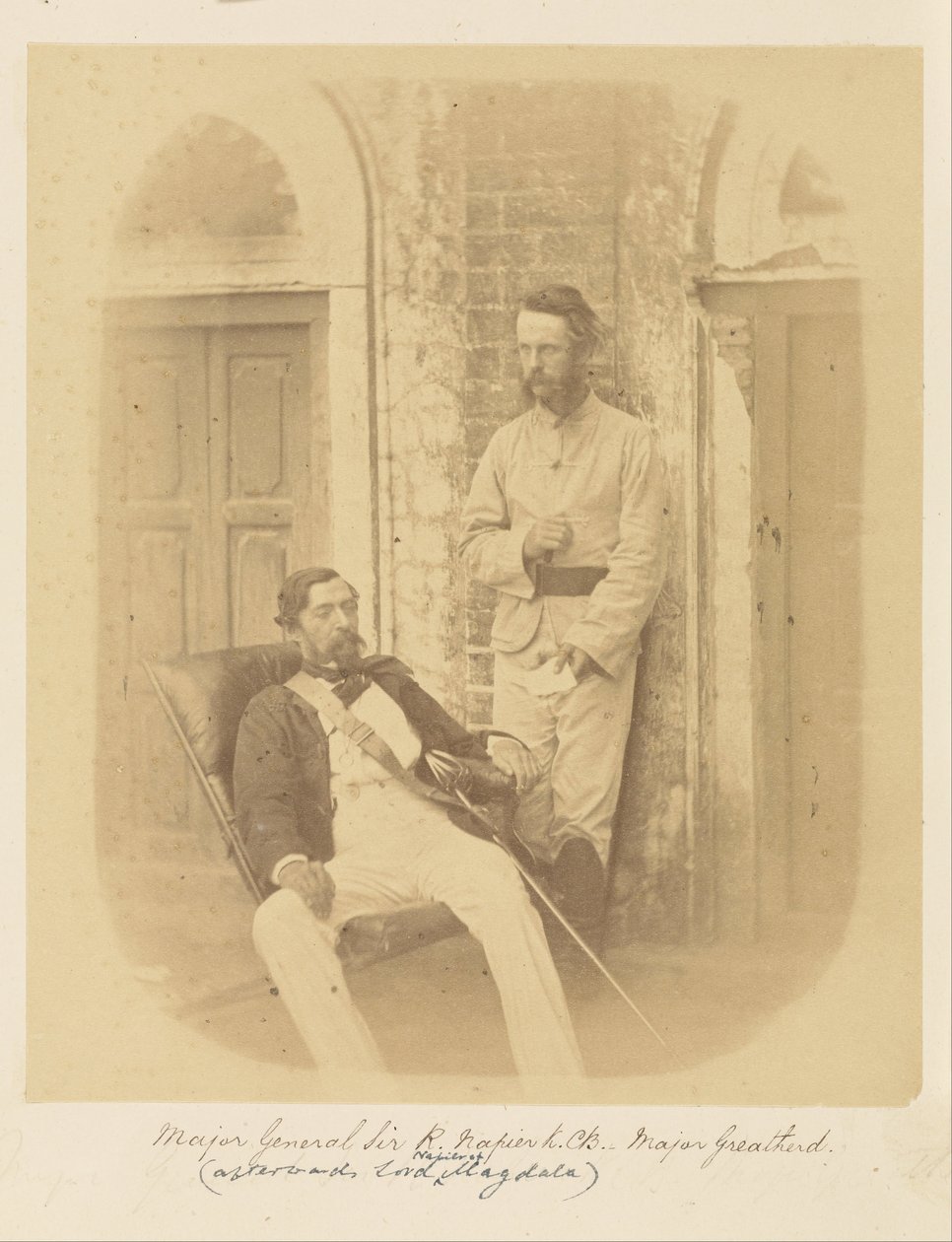 Sir R. Napier vezérőrnagy, K.C.B. és Greatherd őrnagy alkotó: Felice Beato