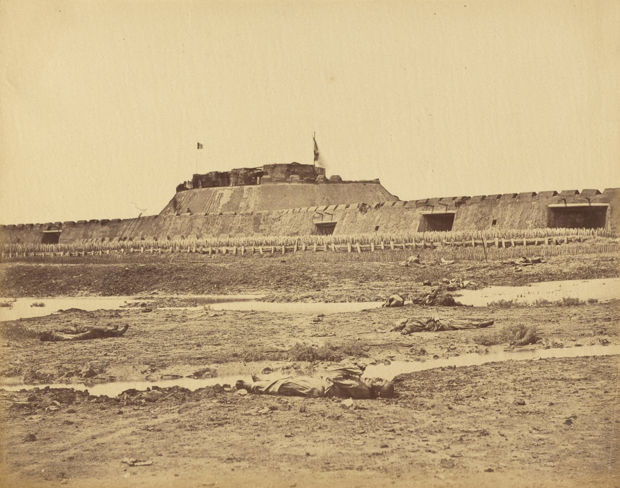 Az északi erőd hátsó része a kínai hadsereg visszavonulását mutatja, 1860. augusztus 21. alkotó: Felice Beato