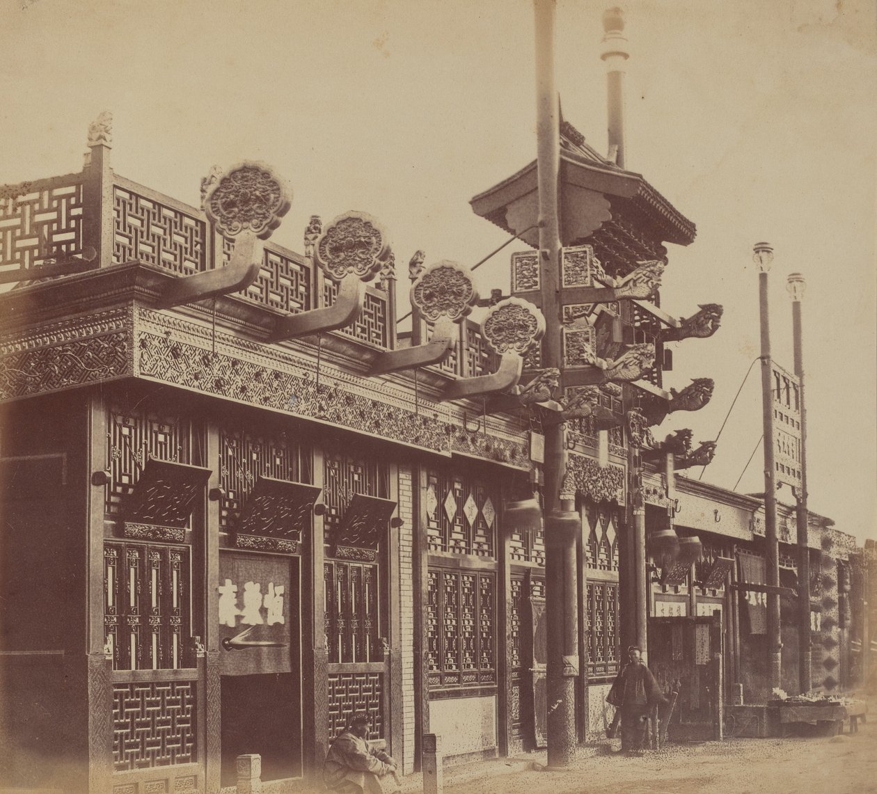 Üzletek és utca, Pekin kínai város, 1860. október alkotó: Felice Beato