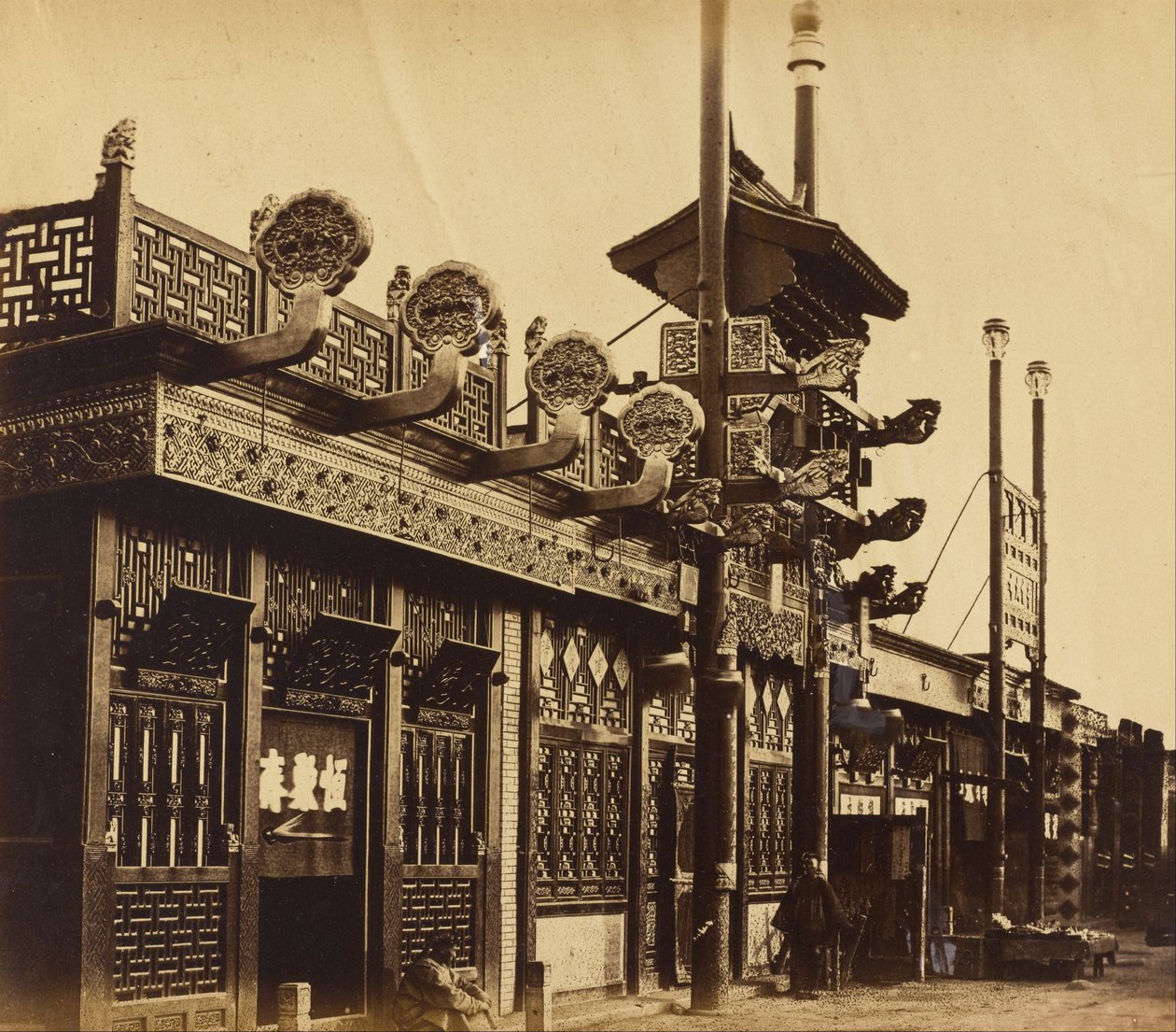 Üzletek és utca, Pekin kínai város, 1860. október alkotó: Felice Beato