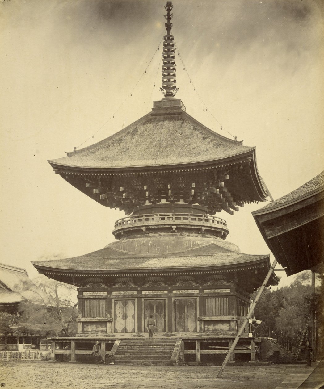 [Egyszintes pagoda, Hachiman-szentély, Kamakura] alkotó: Felice Beato